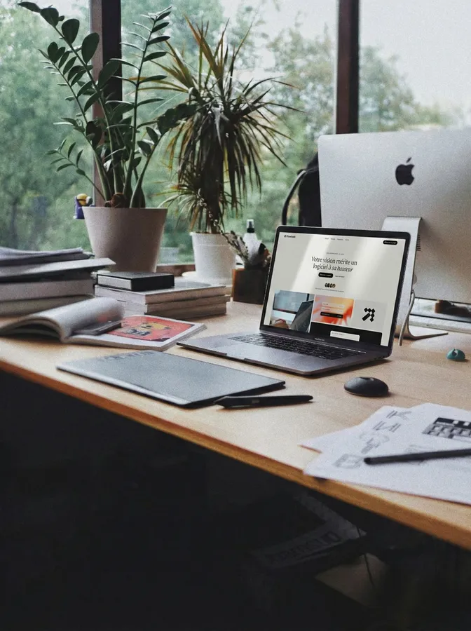 Développeur Flowstack travaillant sur un ordinateur portable.