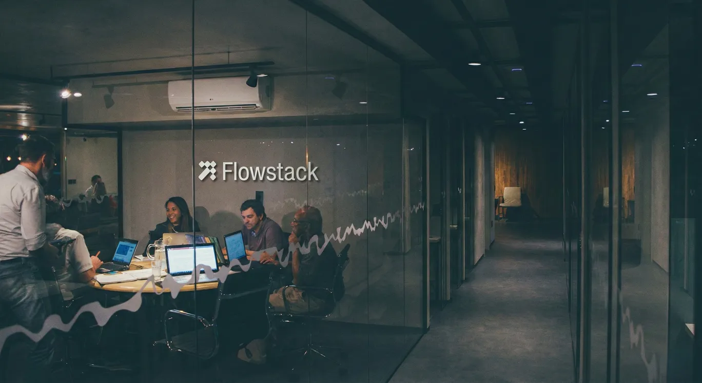 Bureau Flowstack avec espace de travail moderne et lumineux.